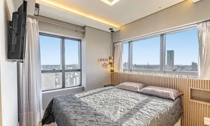 Apartamento de dois dormitorios no trigesimo primeiro andar, com umas das vistas mais incriveis que voce tera da cidade!
