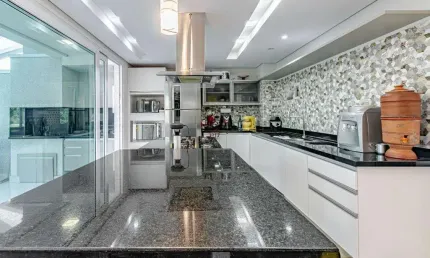 Localizacao privilegiada, proximo ao Parque Barigui e a Universidade Tuiuti.