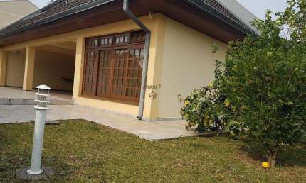 Casa de Luxo com 4 Suites e Amplo Quintal no Guabirotuba, Curitiba