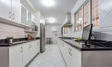 CASA A VENDA NO PAROLIN COM 03 DORMITORIOS E PISCINA COM 270 M2