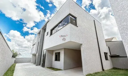Sobrado em Condominio de 3 Quartos a Venda no Tingui