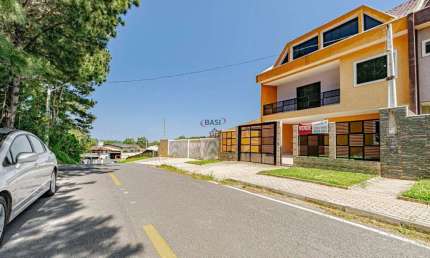 SOBRADO TRIPLEX COM 03 DORMITORIOS SENDO 01 SUITE NO CENTRO DE ARAUCARIA