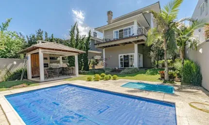 casa com piscina no condominio Le Parc com 4 suites