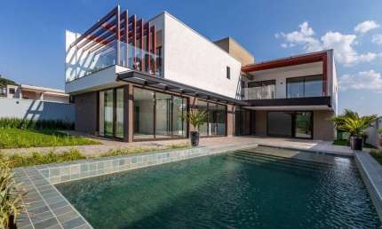Casa nova com  4 suites ,Piscina e altissimo padrao em condominio fechado.