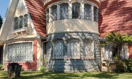 Encantadora Casa Estilo Suico com 2 Andares no Exclusivo Jardim Social