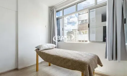 Sala comercial para venda, com varias  subdivisoes,  andar alto, face leste. 02 banheiros . Poratia