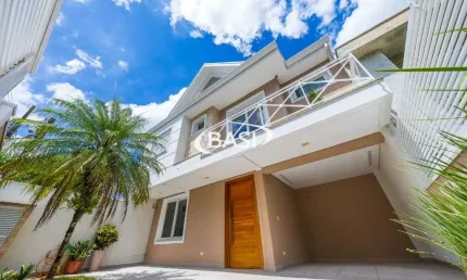 Casa de Alto Padrao com 3 Dormitorios e Espaco Gourmet em Santo Inacio, Curitiba