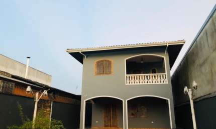 Lindo sobrado em uma área de comércio uma ótima localização.
