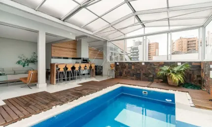 Cobertura com piscina coberta, próxima ao club curitibano