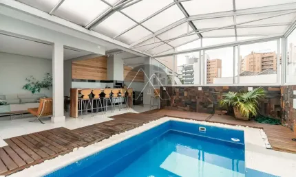 Cobertura com piscina coberta, próxima ao club curitibano