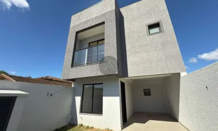 Sobrado novo com terraço à venda no Xaxim em Curitiba.