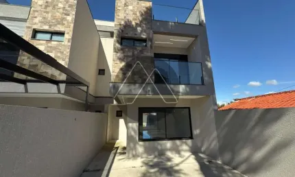 Sobrado com terreno espaçoso nos fundos para Venda no bairro Xaxim.