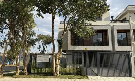 Triplex novo com terraço e amplo espaço de terreno a venda no guabirotuba