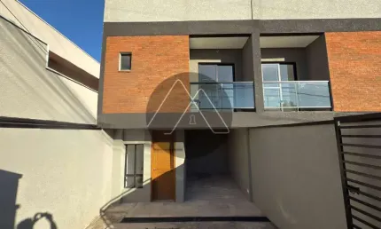 Sobrado no Xaxim com amplo espaço de quintal nos fundos.