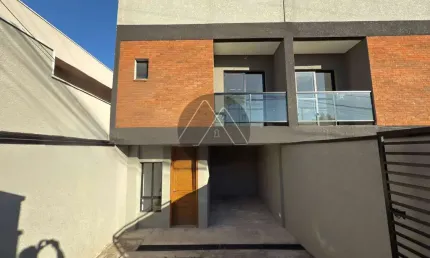 Sobrado no xaxim com amplo espaço de quintal nos fundos.