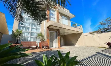 Sobrado alto padrão com 3 suítes e piscina, a apenas 400 metros da praia – brejatuba, guaratuba/pr