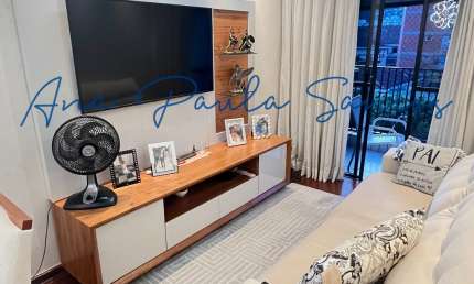 OPORTUNIDADE NO MARAPÉ! Confortável e bem distribuído apartamento de 2 dorms (1 suíte) para locação em Santos – SP