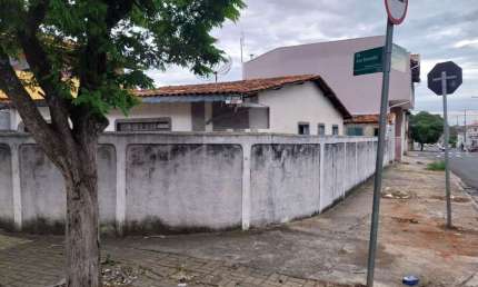 EXCELENTE TERRENO DE 300m² de ESQUINA. ÓTIMA OPORTUNIDADE PARA FAZER UM BELO COMÉRCIO