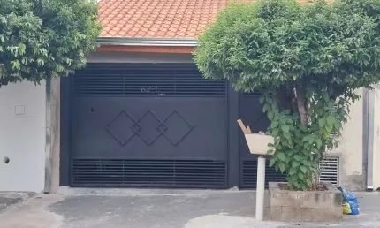 Casa á venda terreno de 150m² possui 3 dorm, 2 banheiros, 3 vagas de garagem cobertas