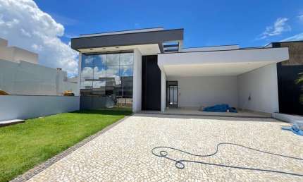 Casa Térrea no Condomínio Dona Lucilla com 03 suítes sendo 01 com closet -  Indaiatuba - Sp.