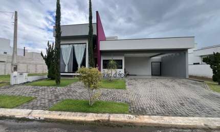 Casa térrea no Condomínio Lagos de Icaraí – Salto – Sp.