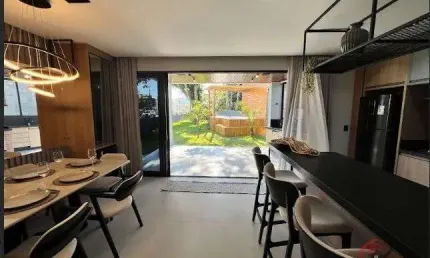Casa alto padrão 03 suítes finamente mobiliada à venda no jardim nova cachoeira - florianopolis - sc
