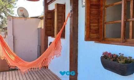 Casa térrea de 2 dormitórios, living, cozinha, churrasqueira, área de serviço, b