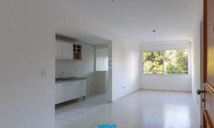 Apartamento de dois dormitórios, uma suíte, living, cozinha com churrasqueira, á