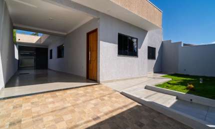 Casa com 3 dormitórios, 2 banheiros e 3 vagas de garagem à Venda por R$ 480.000,00