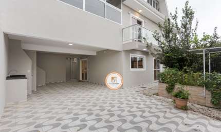 Sobrado tríplex, com 337m², 4 quartos e 3 vagas à Venda por R$ 1.800.000