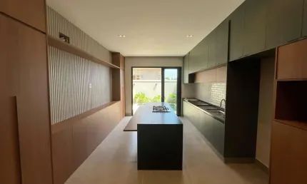 Casa térrea com 3 suítes em condomínio fechado com 165 m².