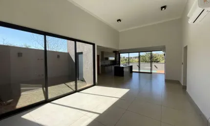 Casa térrea com 3 suítes, com 206 m², completa em armários em condomínio na região de Ribeirão Preto