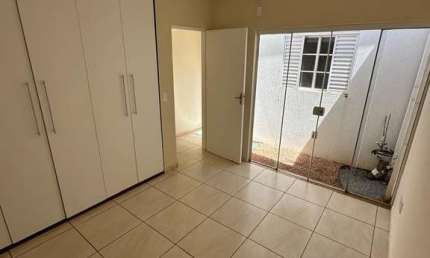 Excelente Casa Térrea com 4 dormitórios com 250 m² em condomínio fechado no Jardim Zara.