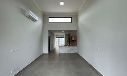 Excelente casa térrea em condomínio com 3 suítes, com 151 m².