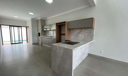 Excelente casa térrea em condomínio com 3 suítes, com 151 m².
