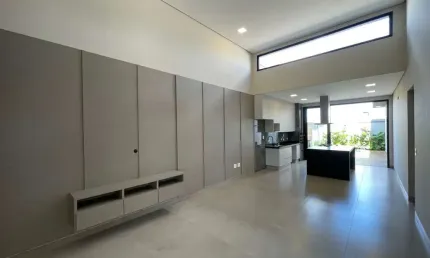 Casa térrea de 151 m², com 3 suítes em condomínio fechado.