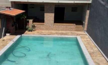 ÁGUA FRIA - CASA A VENDA COM ESTRUTURA MONTADA EQUIPAMENTOS DE ACADEMIA