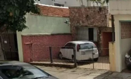 TERRENO COM 280 M² , SENDO 7 M DE FRENTE E FUNDO X 40 M DE COMPRIMENTO. COM CASA VELHA PARA DEMOLIÇÃO.