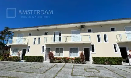 CASA EM CONDOMÍNIO FECHADO COM 3 DORMITÓRIOS COM PISCINA.