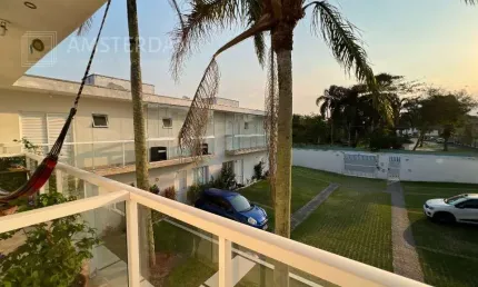 Casa no indaiá com 3 dormitórios, perto da praia, com duas vagas de garagem e duas suítes