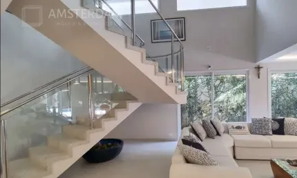 Casa bem localizada próxima da praia á venda em Riviera de São Lourenço Módulo 3