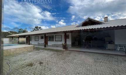 CASA À VENDA COM FUNDOS AO RIO JAGUAREGUAVA COM PISCINA PRIVATIVA EM BERTIOGA SP