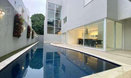 Imperdível casa de alto padrão em condomínio na Riviera, Bertioga-SP: 5 quartos, 5 suítes, 2 salas, 6 banheiros, 4 vagas, 513,80 m² de área.