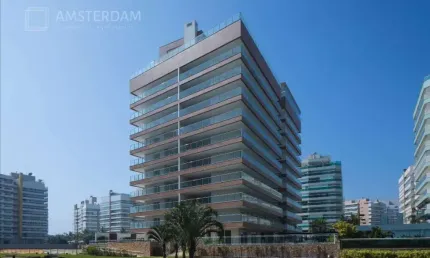 Apartamento de altíssimo padrão no módulo 8 na riviera, bertioga/sp: 4 suítes, 2 salas, 5 banheiros, 3 vagas e 201,63 m² de área.