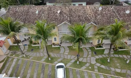 Venda de casa em condomínio em maitinga, bertioga-sp: 3 suítes, 2 salas, 4 banheiros, 2 vagas, 150m².