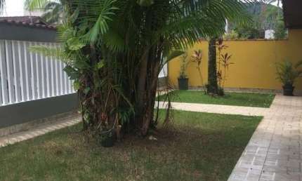 CASA INDEPENDENTE COM 03 DORMITÓRIOS PRÓXIMO AO MAR NO CENTRO DE BERTIOGA.