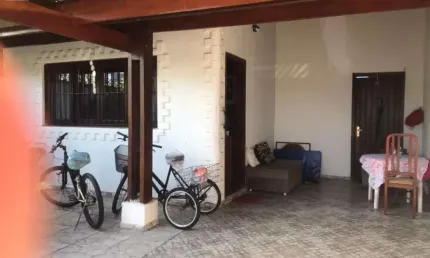 Casa Independente Próxima a Praia da Enseada no Centro de Bertioga com 03 dormitórios.