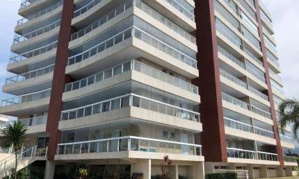 APARTAMENTO EM PREDIO FRENTE AO MAR, COM 2 DORMITÓRIOS MOBILIADO.