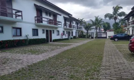Casa a venda em condomínio fechado com piscina a 150m da praia em Bertioga.