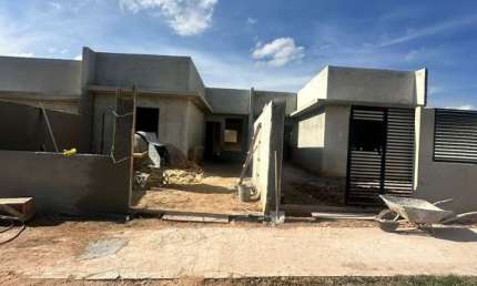 Casa com 2 quartos à venda na Rua Shigemi Seima, 178, Capela Velha, Araucária, 61 m2 por R$ 375.000